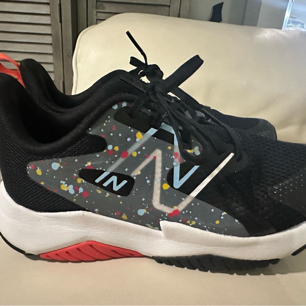 New Balance Kids' Sneakers in Black with Multicolor Speckles. Size 5W